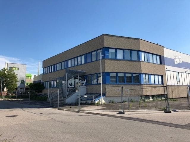 Gewerbeobjekt  bestehend aus 2 Hallen verbunden und Büro und 460 m2 Büro. weitere  7000 m2 auf Anfrage verfügbar - Bild 1
