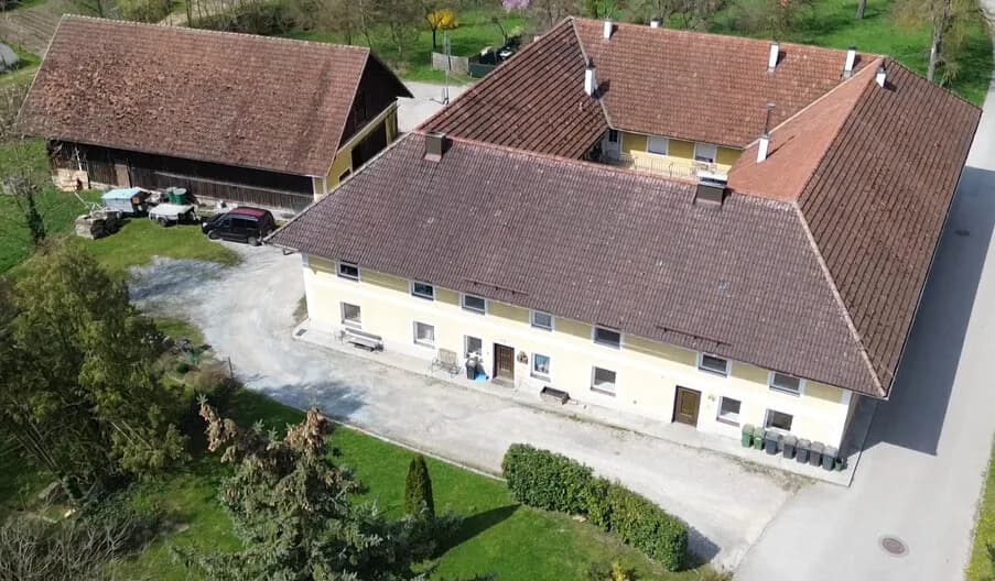 Ertragshaus mit vielen Nutzungsmöglichkeiten im Zentrum von Straßham zu kaufen - Bild 1