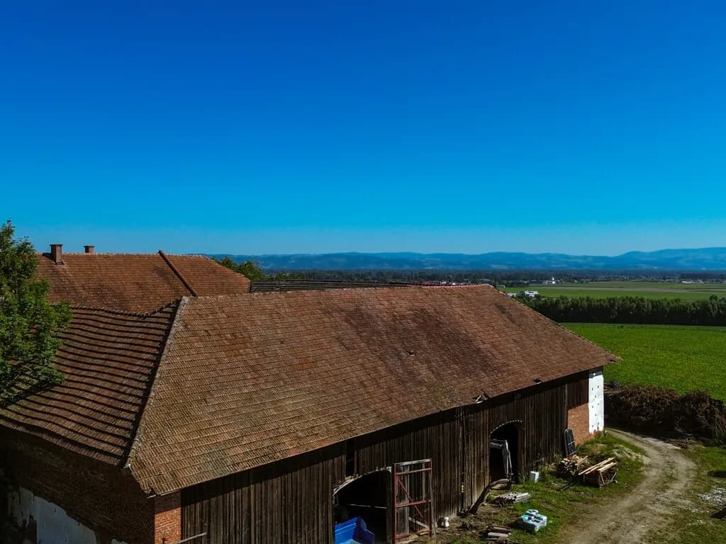 FĂŒr Menschen mit Weitblick: Hofstelle in traumhafter Aussichtslage in der Scharten! - Bild 1