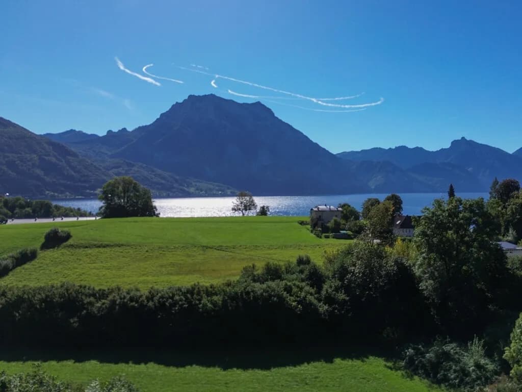 ...wo der Blick zum Erlebnis wird, Panorama-Villa über dem Traunsee – Stil, Raum & Aussicht - Bild 1