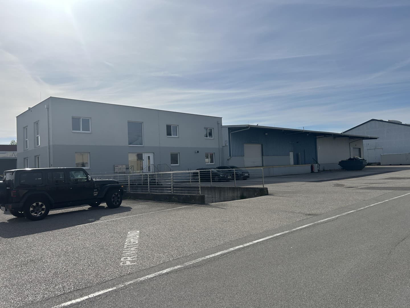 1050 m² Halle, 200 m² Bßro, 24 Stundenzufahrt eigene Tankstelle. KAUFPREIS AUF ANFRAGE Ideal fßr eine Spedition sofort verfßgbar