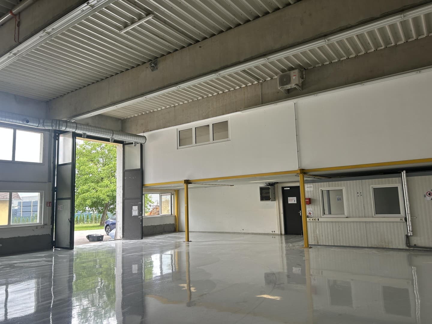Halle und Büro-auch getrennt mietbar, M Widmung 383 m² Halle, 330 m² Büro grünes Ambiete auf einem Vierkanter
