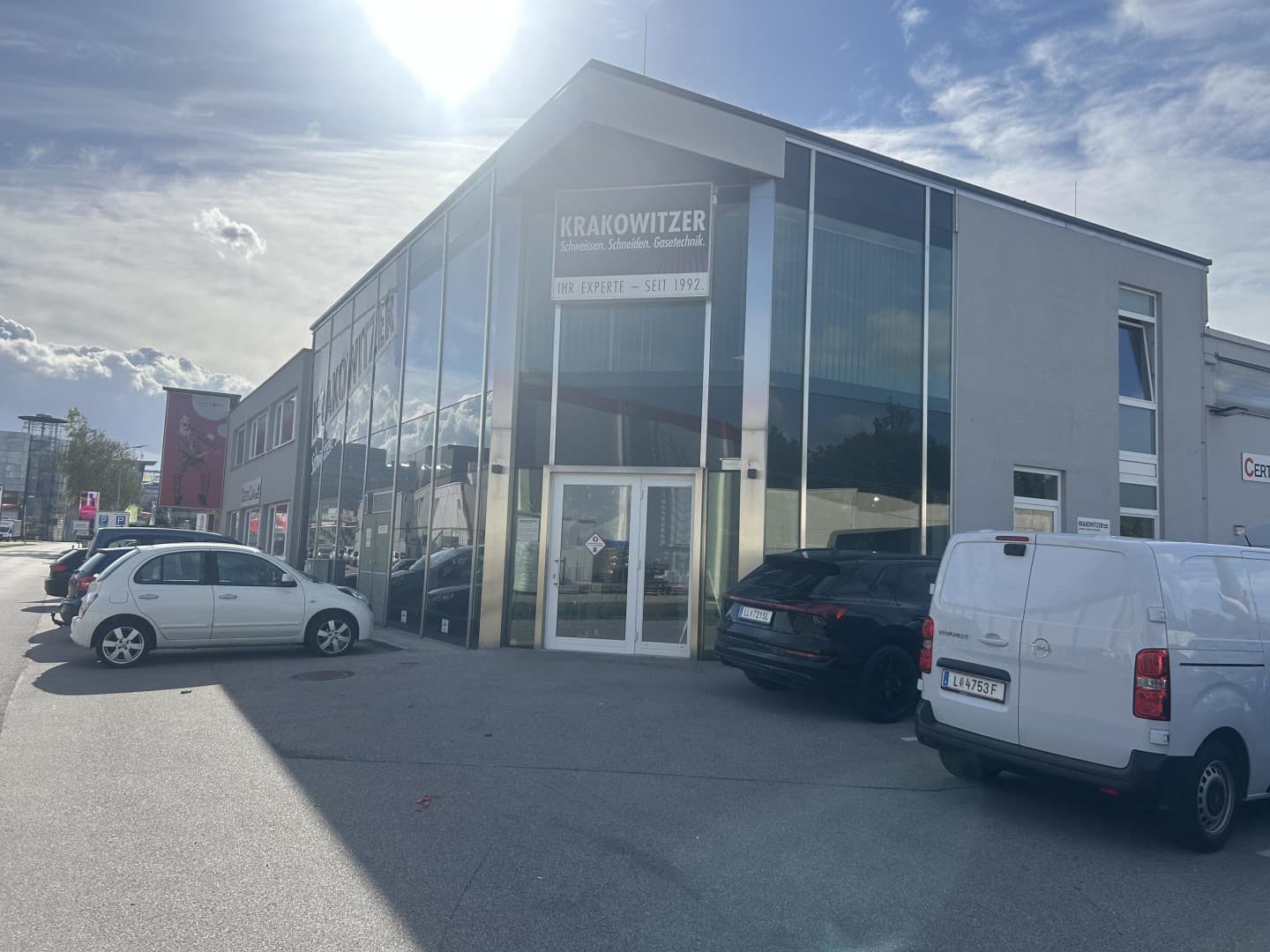 Zentral gelegene Lagerflächen zu vermieten ca. 456 m² Halle und 435 m² Büro und 593 m² reines Lager