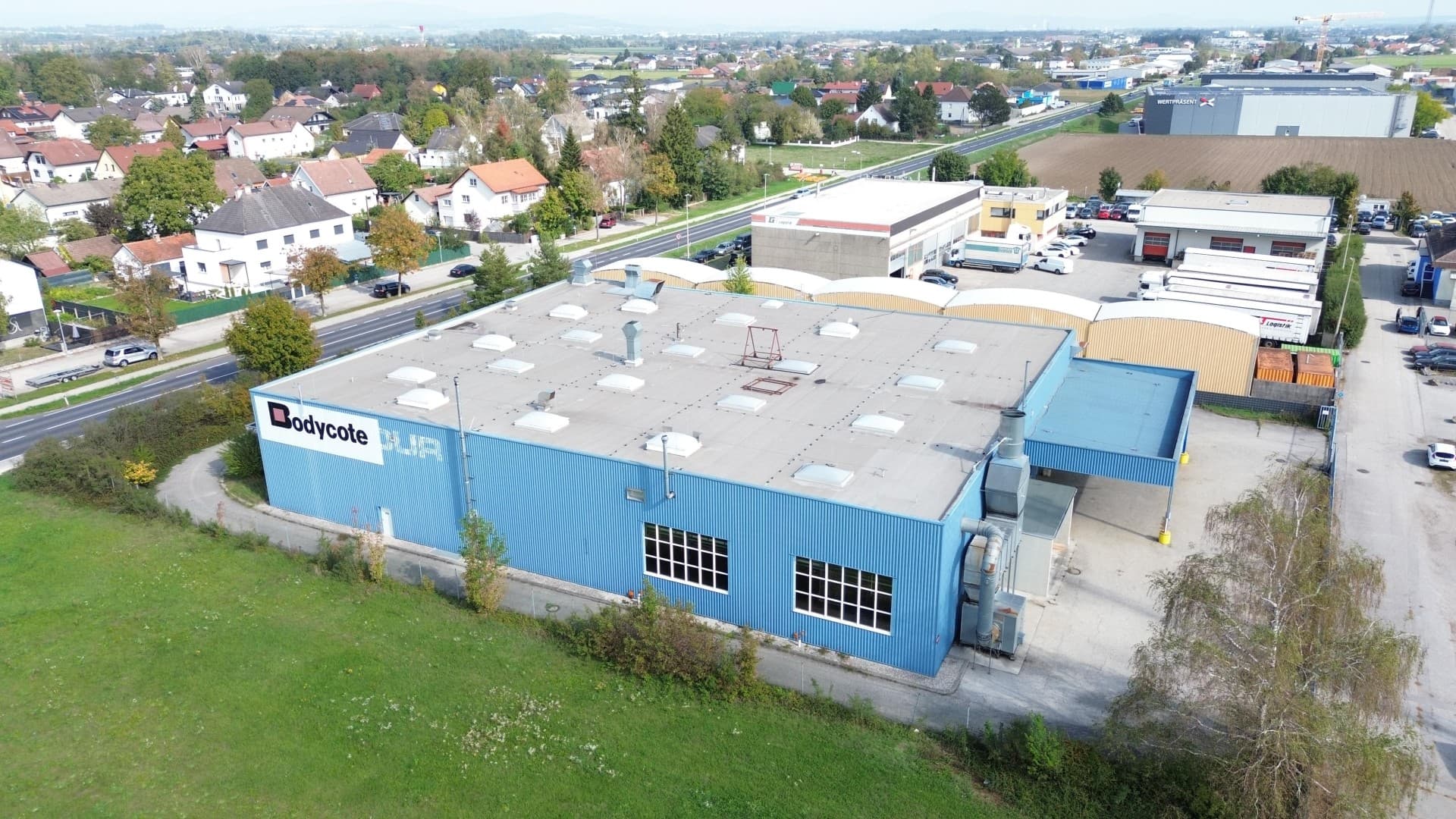 Lager-/Produktionshalle mit Büro in Toplage direkt an der B 1 mit 2500 KVA Stromleistung und Hausbrunnen