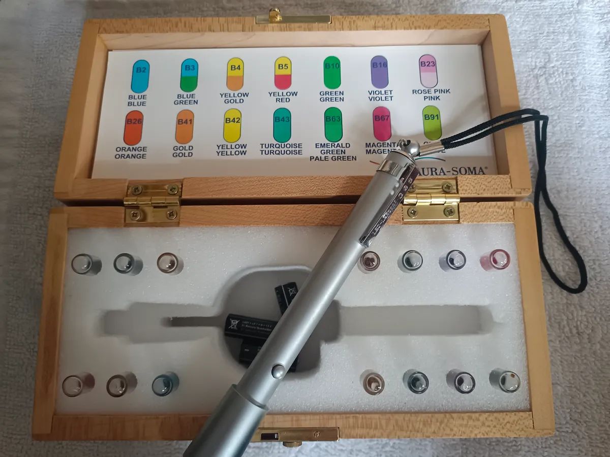 Aura-Soma Light Beamer mit Holzkoffer und 15 Farbphiolen