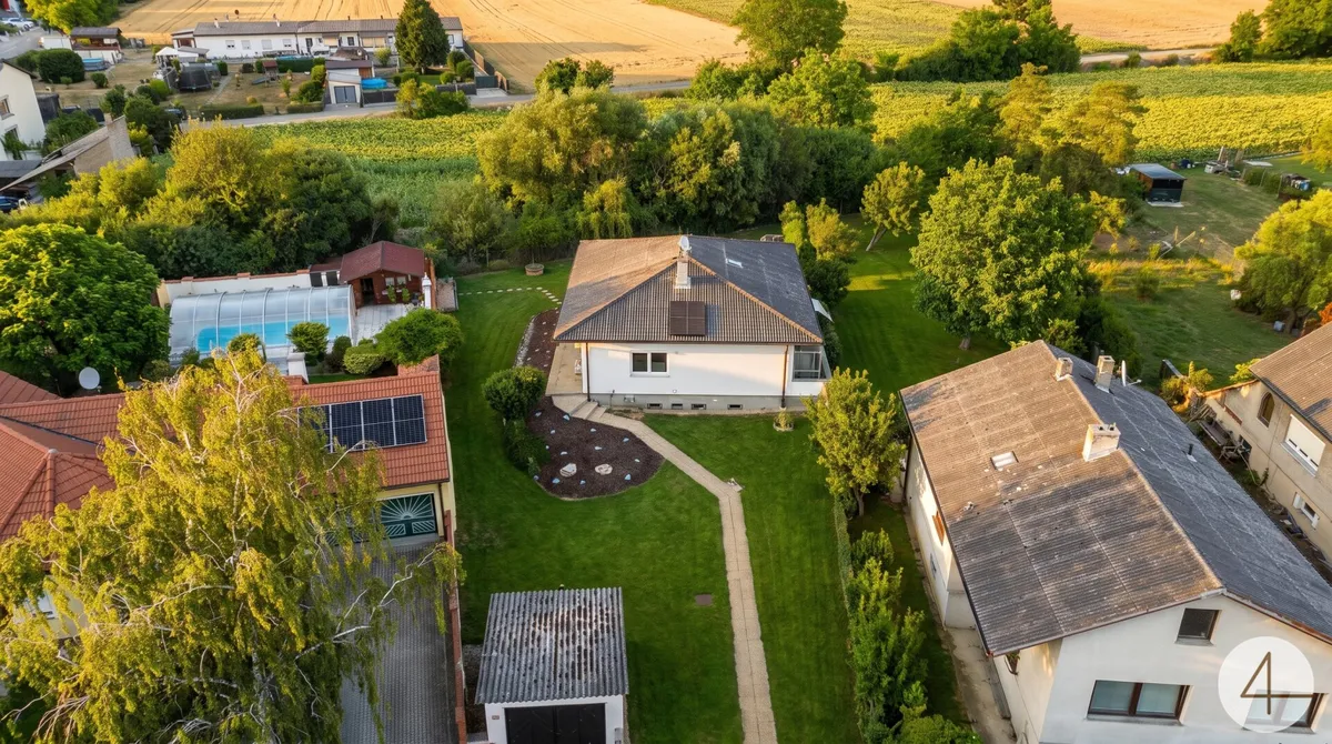 RESERVIERT ! Gepflegtes Einfamilienhaus mit großem Grundstück und zahlreichen Modernisierungen
